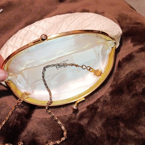 🎉Cream Evening Bag Textured Satin with Gold Metal Trim Enclosure and Gold Chain - Picture 6 of 9
